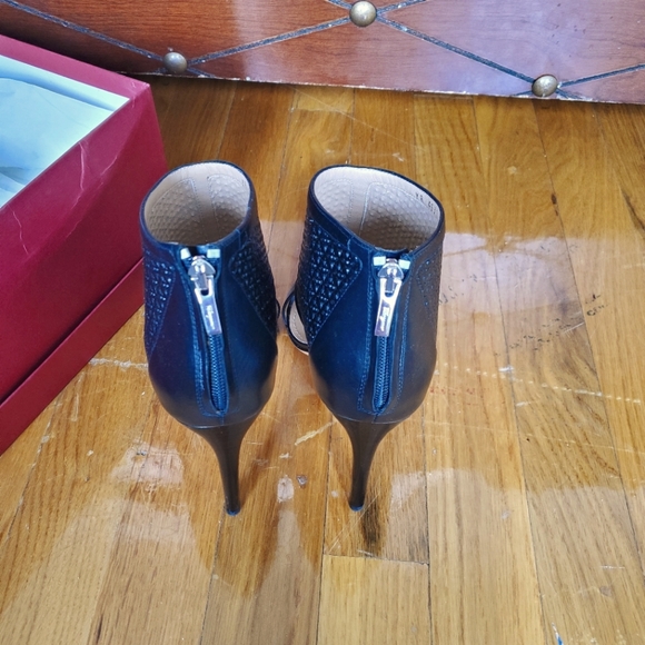 Authentic Salvatore Ferragamo Pacella Black Leather T-Strap Sandals Heels Sz 6B - Picture 4 of 15